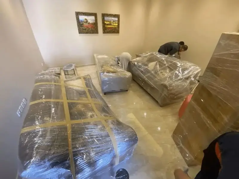 اثنا تجهيز وتغليف عمالنا المحترفيين للعفش باحد الفيلا بحي السفارات بالرياض