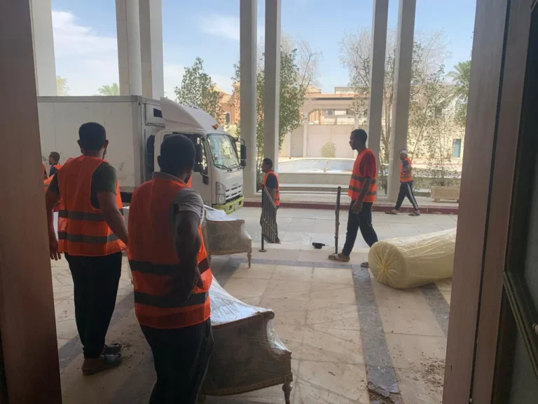 اثناء نقل مقتنيات قصر الامير بندر بن عبدالعزيز بالمعذر الشمالي بالرياض